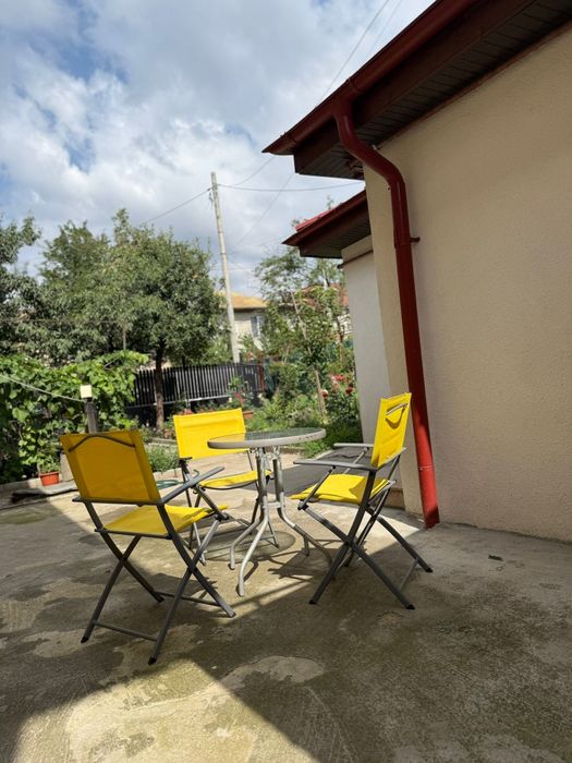 Închiriez casa la curte