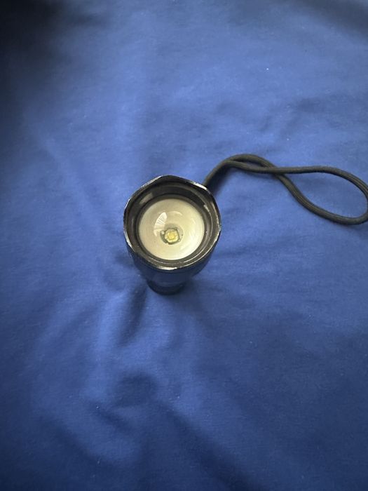 Продавам чисто нов фенер със зум и батерия в комплекта 18650