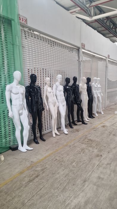 Vand obiecte pentru magazin de haine