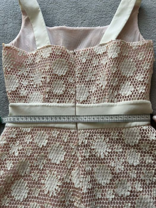 Елегантна дамска рокля с дантела – отлично състояние