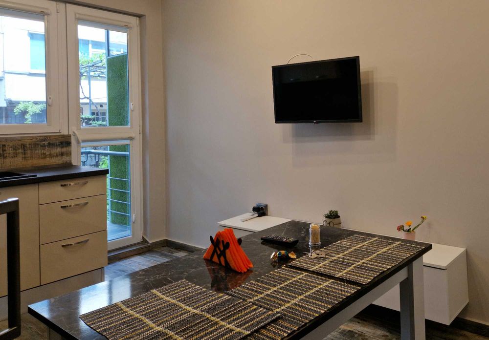 Дава се под наем Двустаен апартамент в Бургас, Център - 55 кв.м за 408 € - Снимка #2