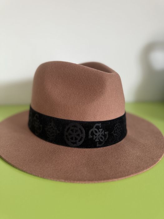 Pălărie damă Guess