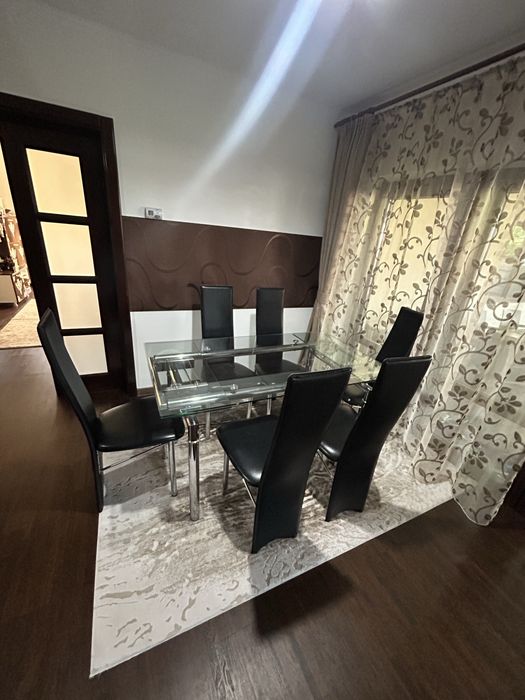 Vând set dining sticla securizată, extensibilă de la 150 × 80 cm la 210 × 80 cm, împreună cu 6 scaune din piele ecologică neagră.
