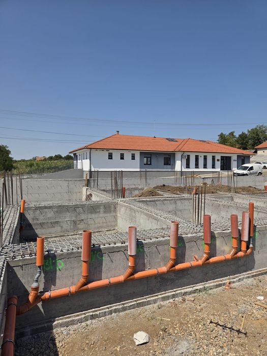 Executam lucrari de excavatii, terasamente, canalizare/apa, pavaje