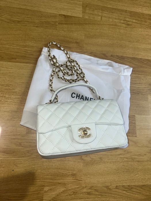 Дамска чанта в бял цвят