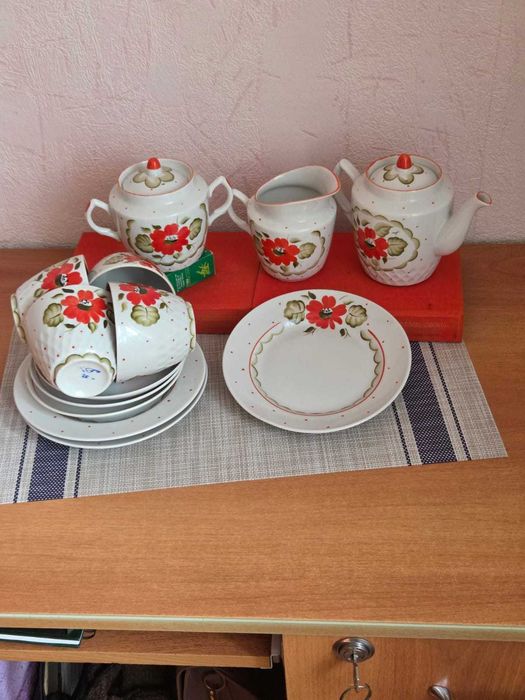 Продам фарфоровый чайный сервиз