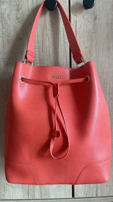 Geanta FURLA, model Stacy, geanta bucket, culoare corai, piele naturala saffiano