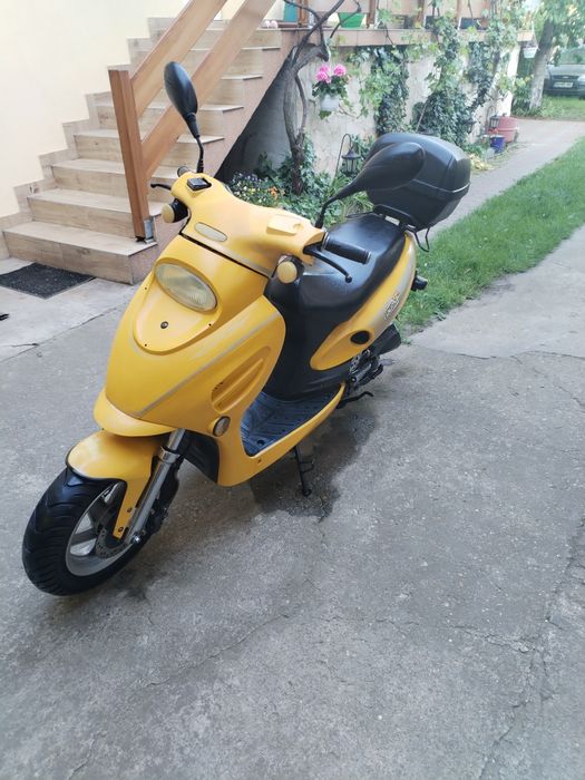 De vânzare motoscuter 49 CC în stare bună de funcționare toate actele valabile gata de drum!