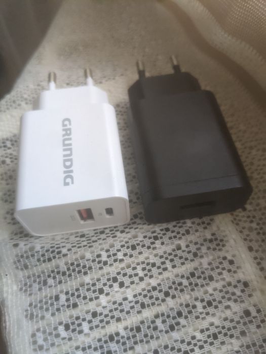 Vând două încărcătoare.