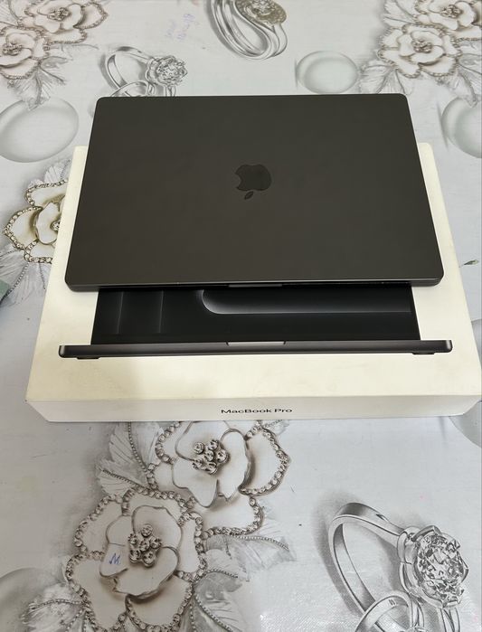 Macbook pro m3 pro inch 16  18/512