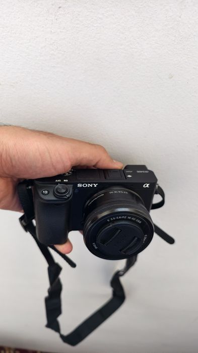 Sony alfa 6400 sotiladi fleshka va shtaviv bilan