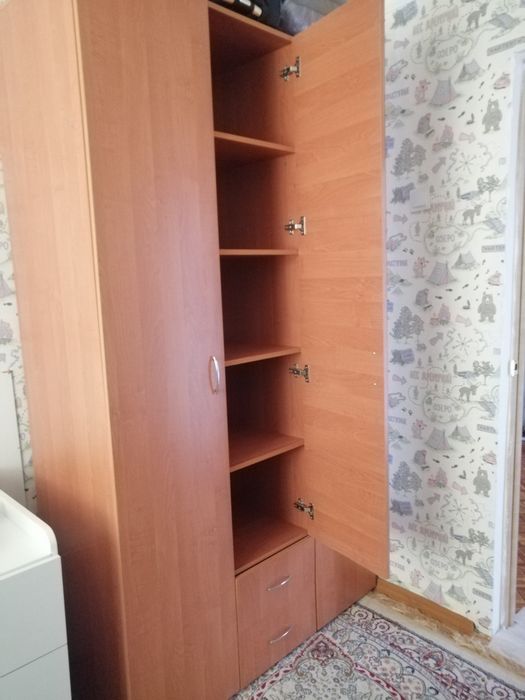 Продам трехдверный шкаф