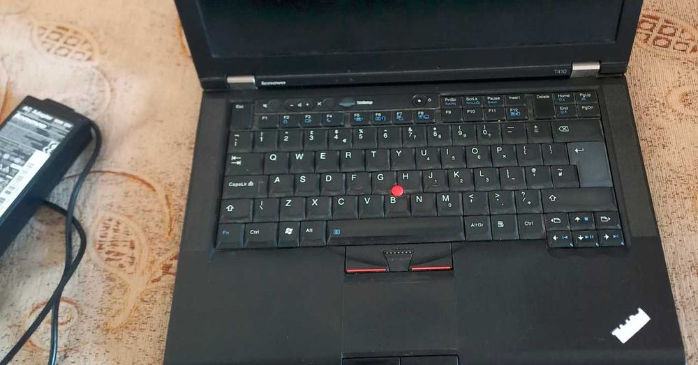 Лаптоп Lenovo T410 с Windows 10