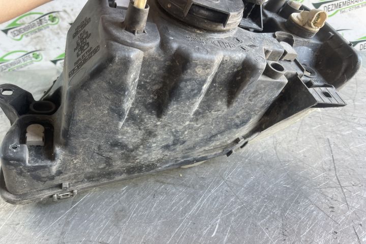 Far dreapta 8200211006 Dacia Logan prima generatie