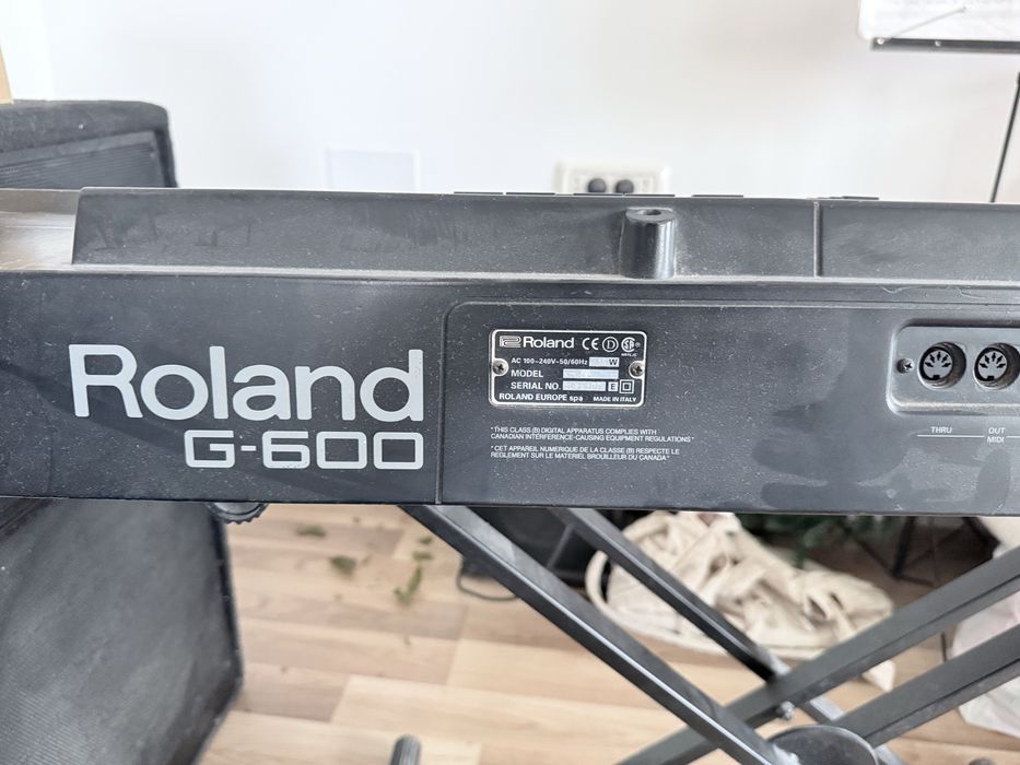 Vand orga ROLAND G-600, statie + 2 boxe de mari dimensiuni funcionale. In plus, stativ de orga si partituri