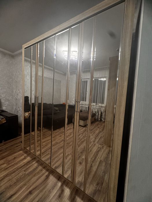 Продам шкаф 4х дверный . С зеркалами