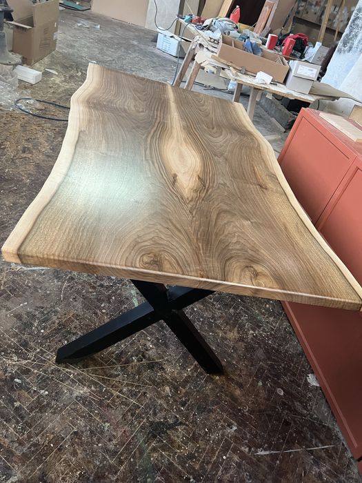 Уникални трапезни маси от орех и епоксидна смола