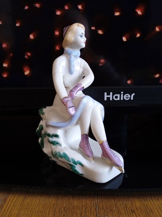 Статуэтка " На катке "