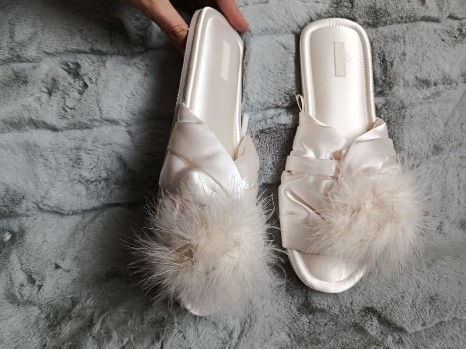 Сатенени чехли с пух OYSHO