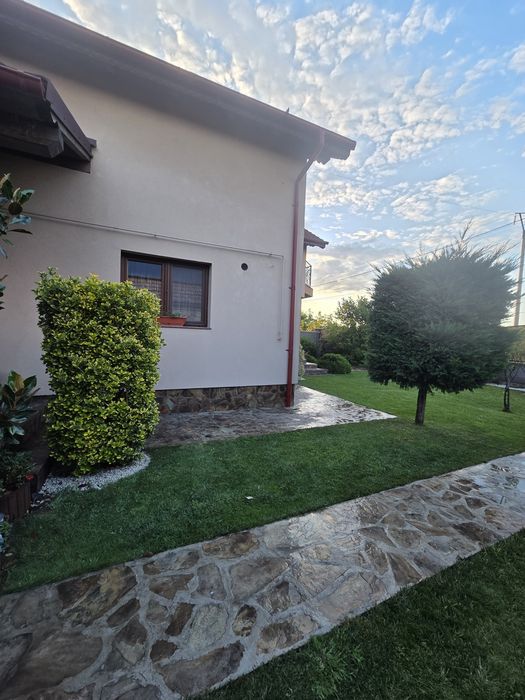 Casa de vanzare complet mobilată cu o curte generoasă in Zimand Cuz