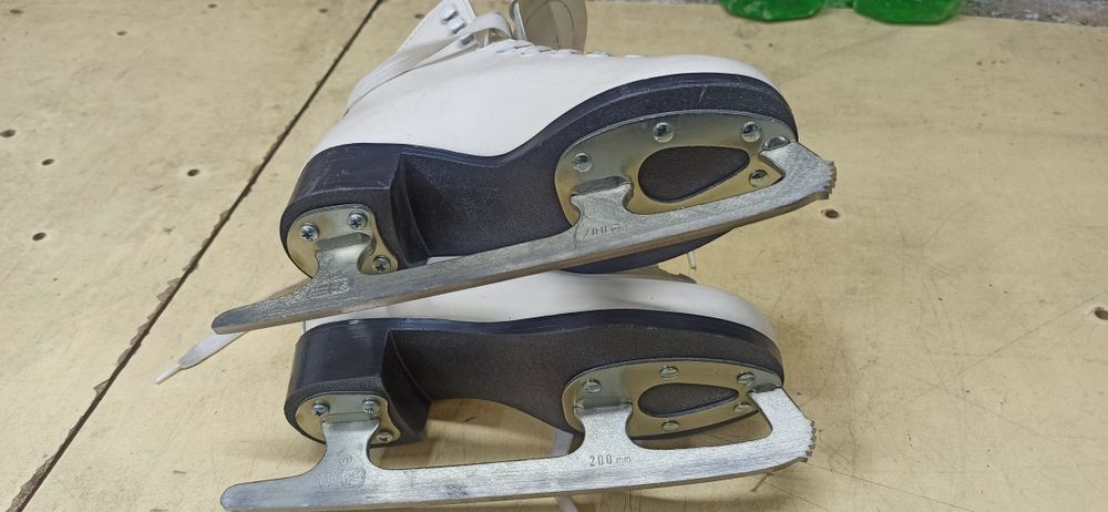 Продам коньки фигурные