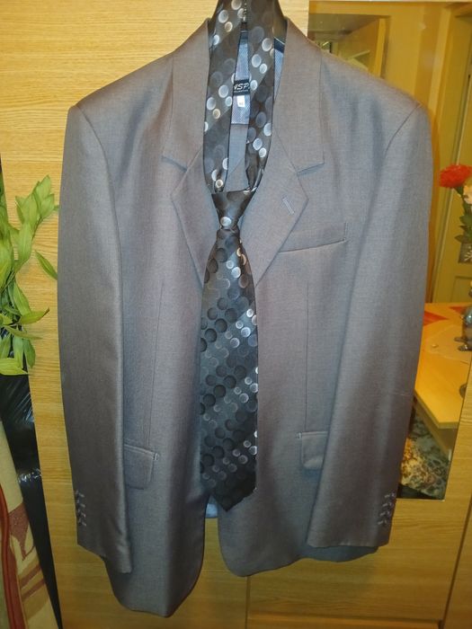 Vind costum marimea 50!