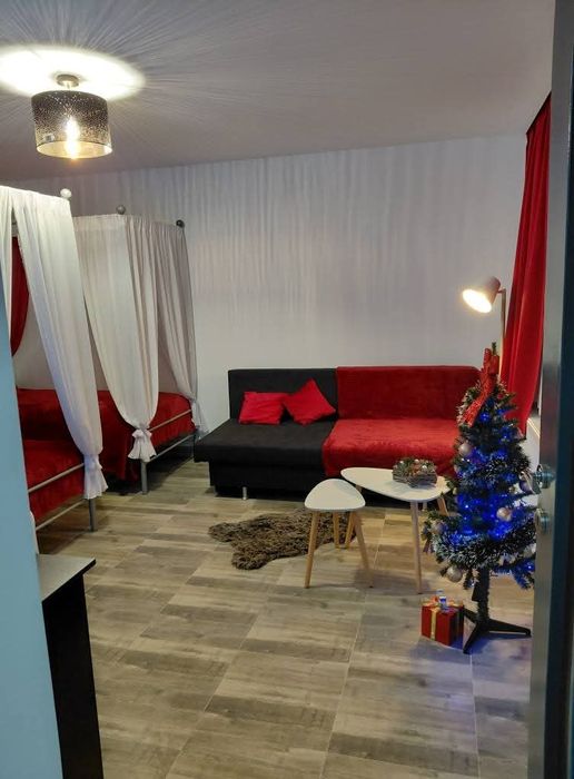 Inchiriez casuta recent renovata