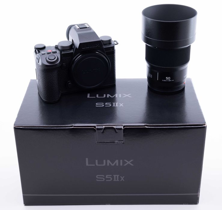 Panasonic Lumix S5 IIX + 50mm f/1.8 – КАТО НОВ (под 700 кадъра), Гаранция до края на 2027!