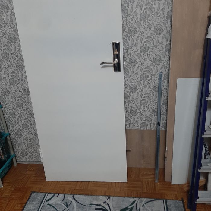 Двери входные деревянные