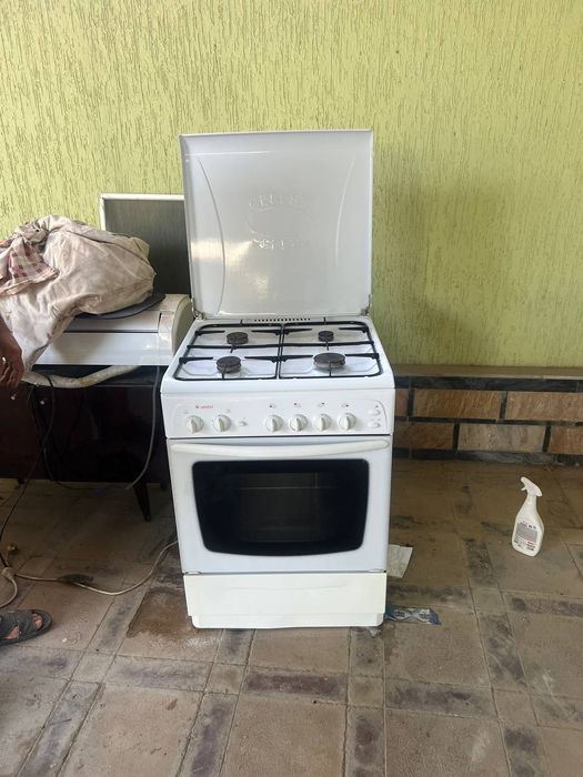 Срочно продаётся газовая плита с витежкой