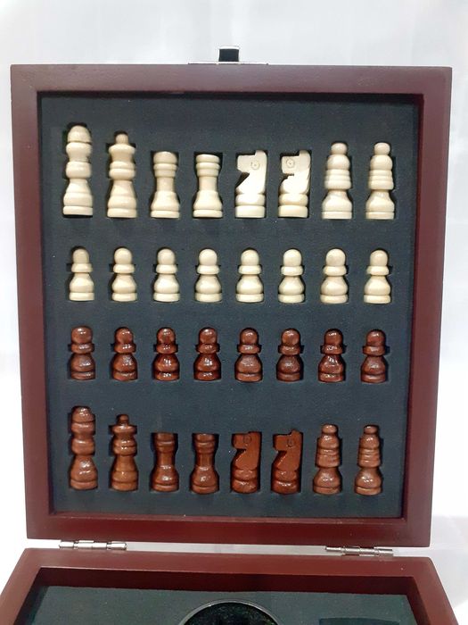 Комплект шах с аксесоари за вино