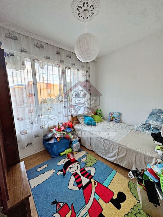 Двустаен апартамент, с изба, панорамна гледка, кв.Запад