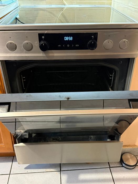 Продавам стъклокерамична готварска печка Gorenje EC6352XPA (Инокс) + Т