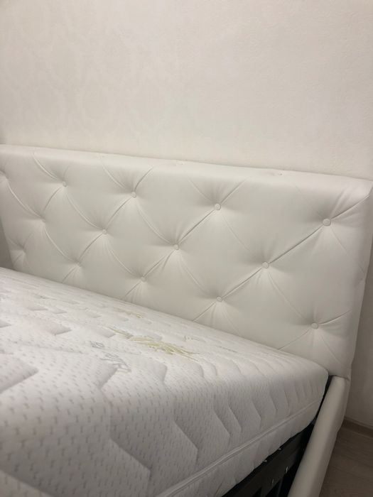 Pat tapițat Alb piele