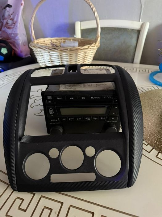 Продается автомагнитола с консолью  на мазду  323f 2001 года