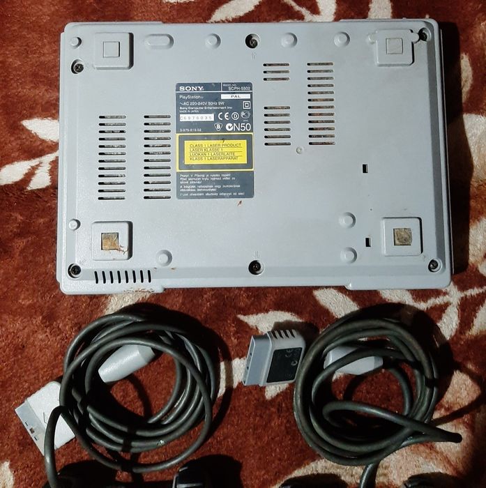 Vând PlayStation 1 făt complet cu 2 manete în stare buna