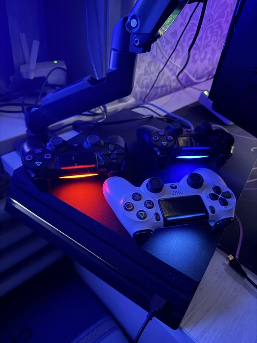 Ps4 Pro с подпиской Plus Deluxe + 2 Джойстик