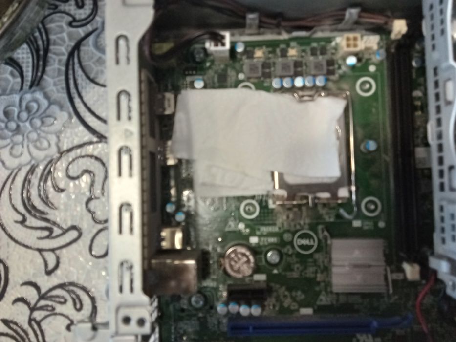 Маркова компютърна кутия Dell Vostro 3030SF със захранване дънна платка и лицензиран Уиндоус 11 про.