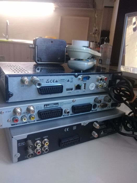 Vând trei receptoare de satelit.
