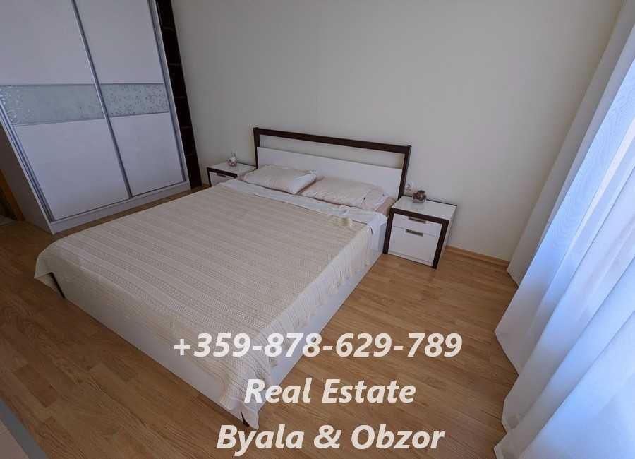 Просторен двустаен апартамент с морска гледка на първа линия в гр.Бяла