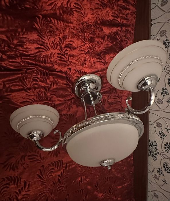 Стильная хромированная люстра (3 рожка, матовое стекло)