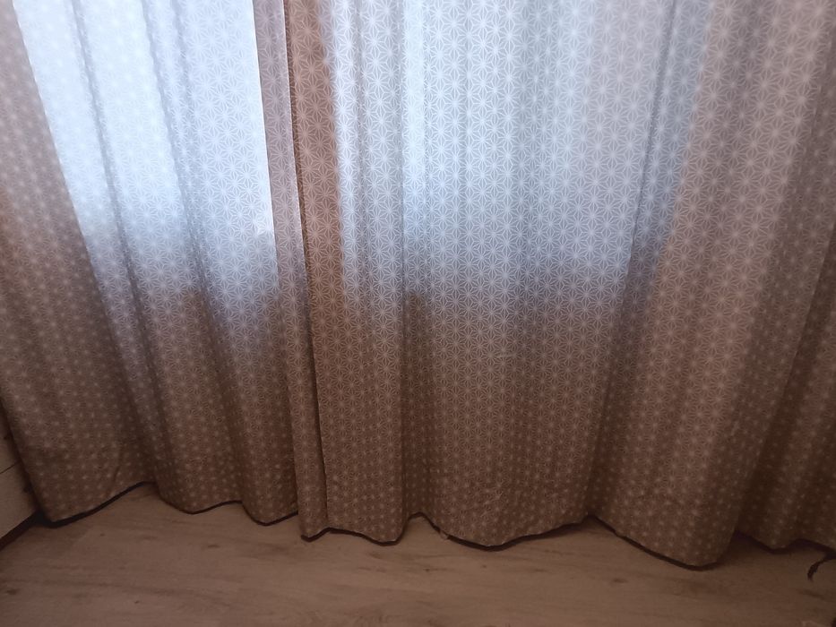Vand 2 draperii gri cu alb