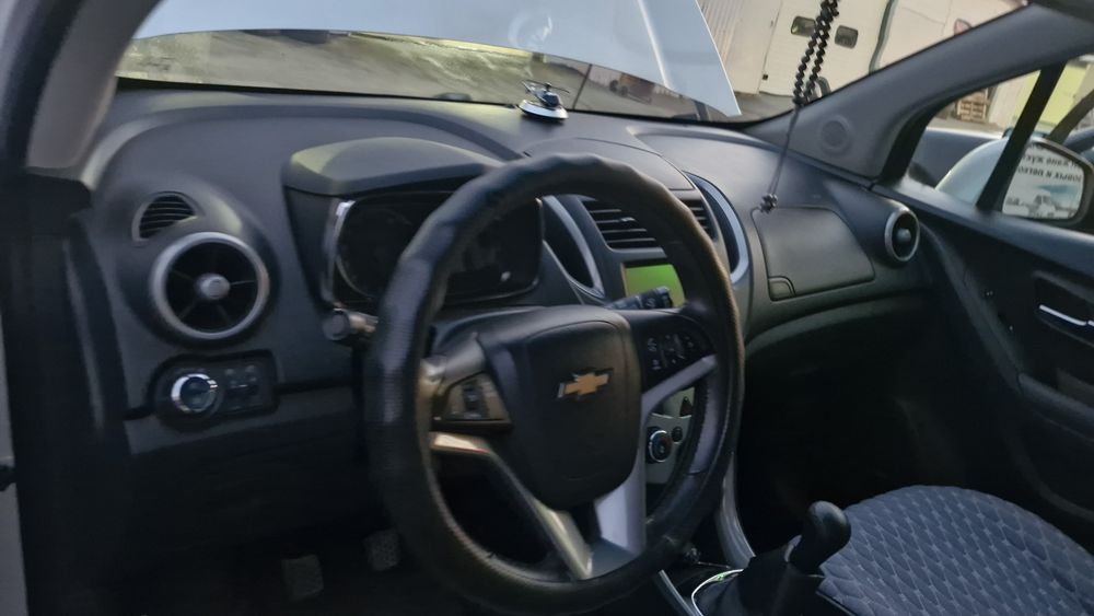 Машина кроссовер Шевроле Трекер