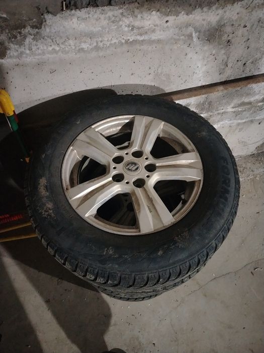 Продам шины зимние с дисками размер 265/65/16