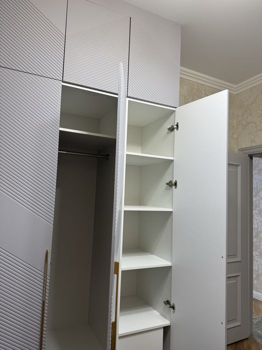 Виестительный шкаф с зеркалом