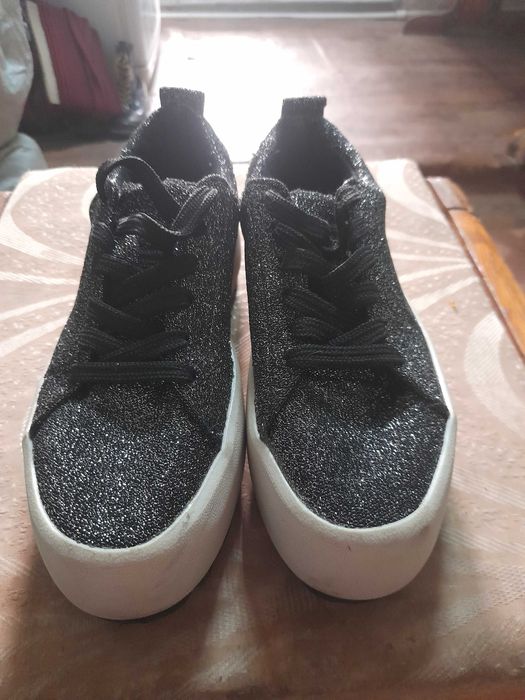 Кроссовки  ZARA женские размер 36 в отличном состоянии