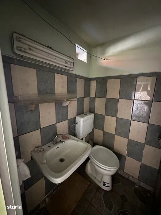 Central - Vanzare casa, curte comuna