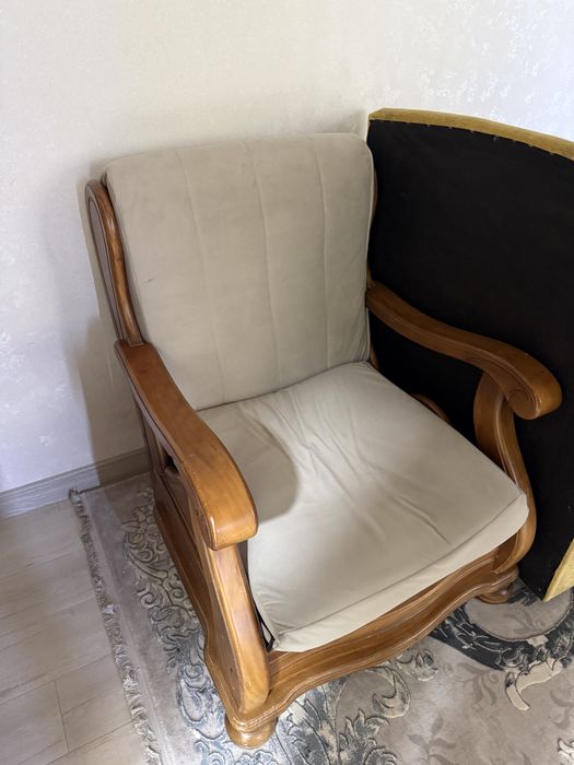 Продается мебель комплект, диван и 2 кресла из дерева