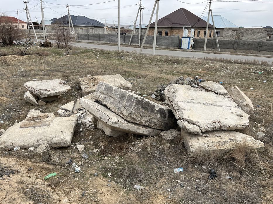 Бесплатно можете забрать плиты разные много орматуры