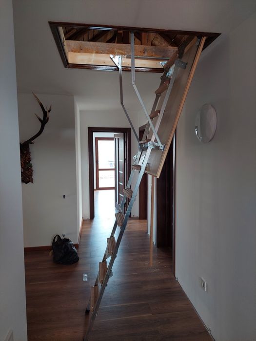 Usa pod din lemn si metal